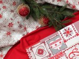 S vánočními látkami, ubrusy a povlaky na polštářky můžete vytvořit krásné vánoční dekorace