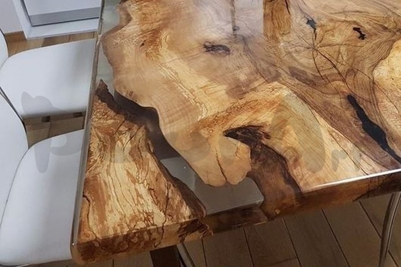 Výrobu stolu z licí pryskyřice a dřeva
